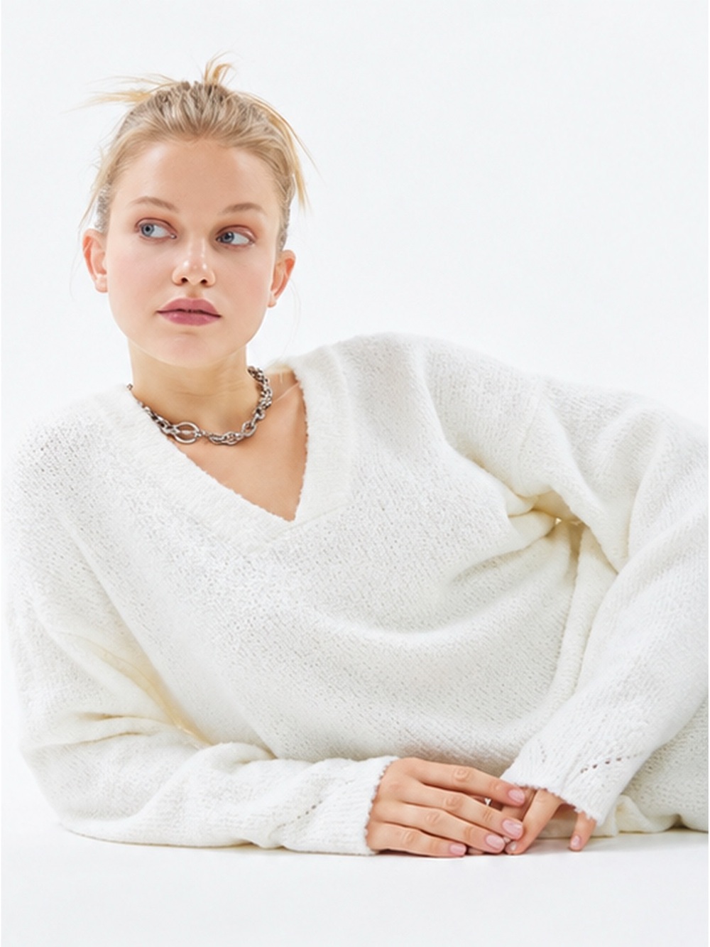 Urban Outfitters Rosie Cozy V-Neck Oversized Sweater Size Small Ivory Cream
